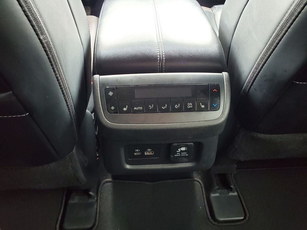 2023 Nissan Pathfinder Platinum w/ CAPTAINS CHAIRS