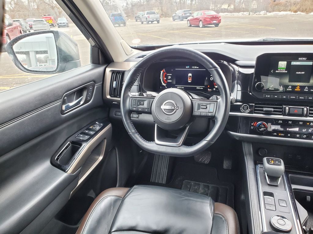 2023 Nissan Pathfinder Platinum w/ CAPTAINS CHAIRS