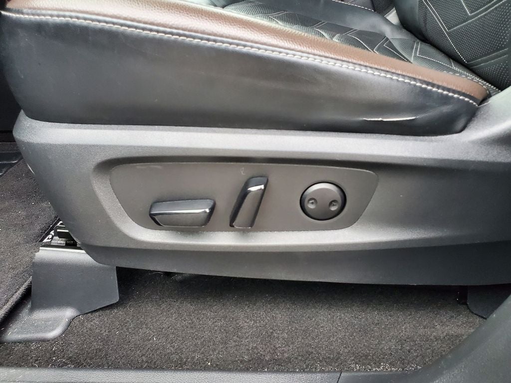 2023 Nissan Pathfinder Platinum w/ CAPTAINS CHAIRS