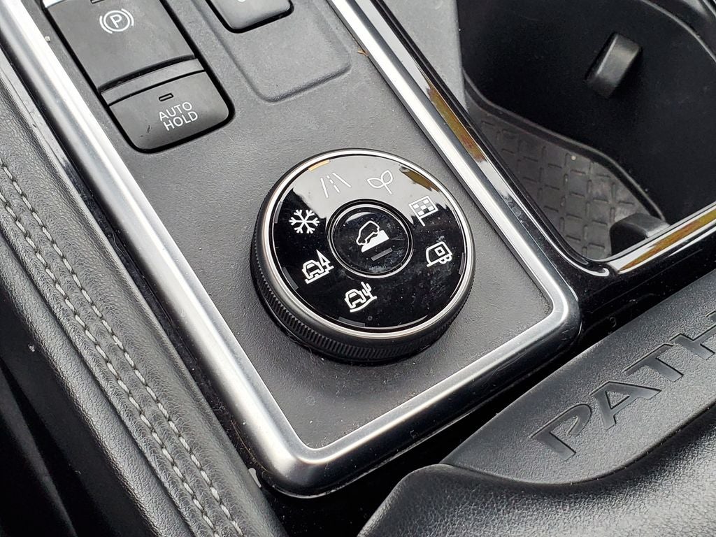 2023 Nissan Pathfinder Platinum w/ CAPTAINS CHAIRS