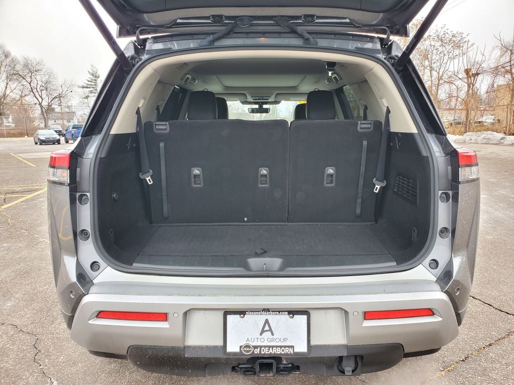 2023 Nissan Pathfinder Platinum w/ CAPTAINS CHAIRS
