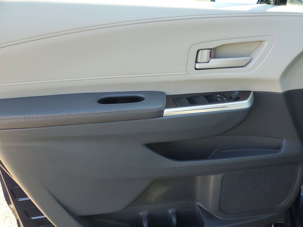 2023 Toyota Sienna LE